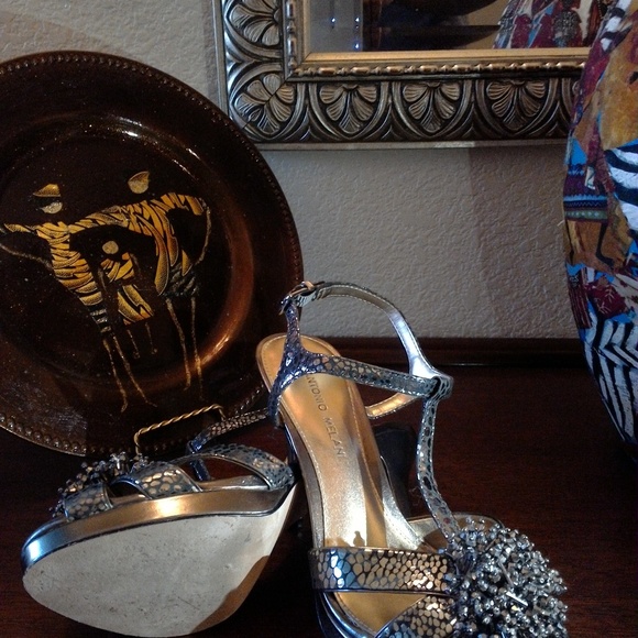 ANTONIO MELANI GOLD HEELS - Picture 5 of 6